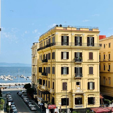 Family Relax Caracciolo Bed & Breakfast Napoli Bagian luar foto